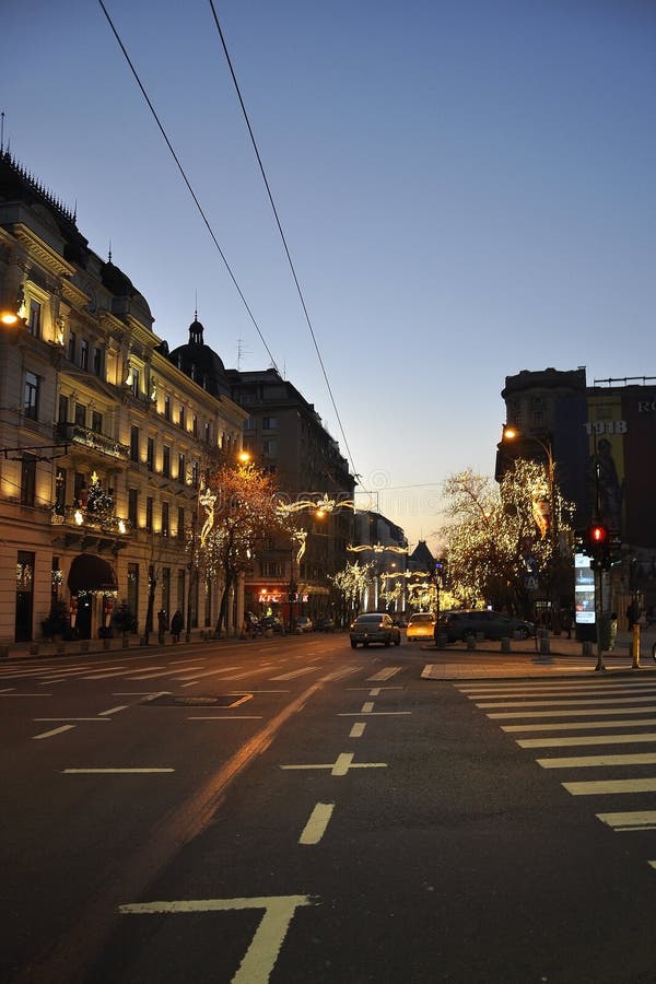 Bucharest, 2nd Styczeń: Uliczny widok z Bożenarodzeniową dekoracją w miasteczku nocą od Bucharest kapitał Rumunia zdjęcia royalty free Bucharest, 2nd Styczeń: Uliczny widok z Bożenarodzeniową dekoracją w miasteczku nocą od Bucharest kapitał Rumunia zdjęcia royalty free
