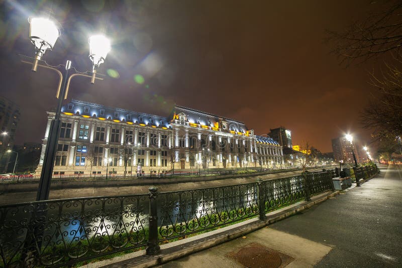 Bucarest di notte palazzo da giustizia un fiume riflessi.