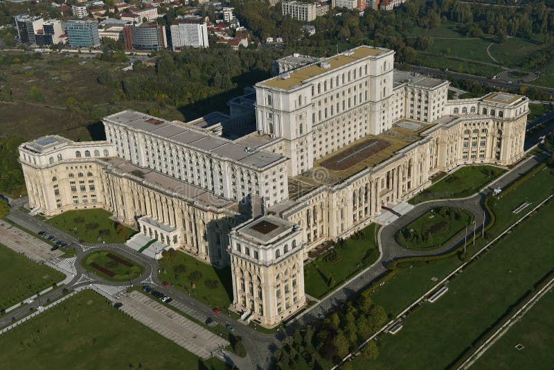 Bucharest Rumänien, Oktober 9, 2016: Flyg- sikt av slotten av parlamentet i Bucharest royaltyfri bild Bucharest Rumänien, Oktober 9, 2016: Flyg- sikt av slotten av parlamentet i Bucharest royaltyfri bild