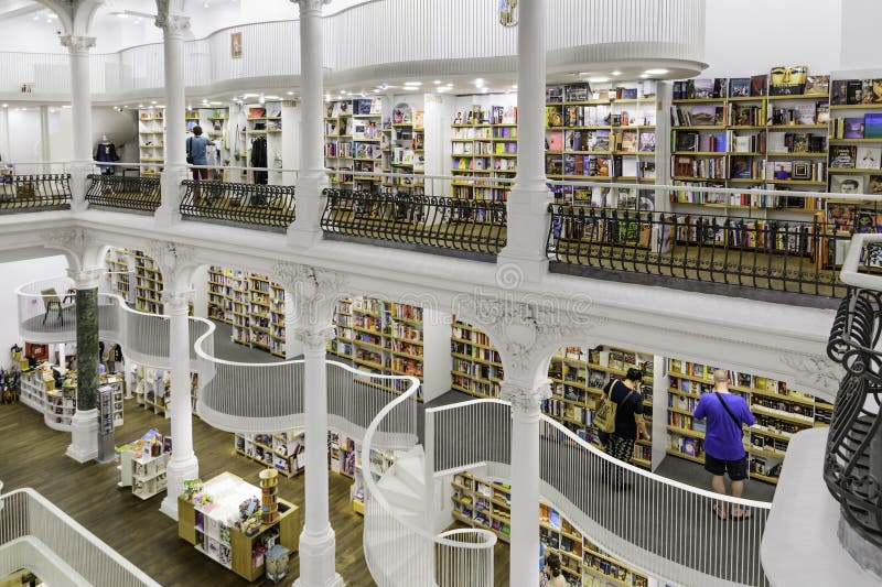 BUCHAREST RUMÄNIEN - SEPTEMBER 27, 2015: Folket som shoppar för litteratur, bokar i det Carturesti arkivet som är ansett det mest royaltyfri bild BUCHAREST RUMÄNIEN - SEPTEMBER 27, 2015: Folket som shoppar för litteratur, bokar i det Carturesti arkivet som är ansett det mest royaltyfri bild