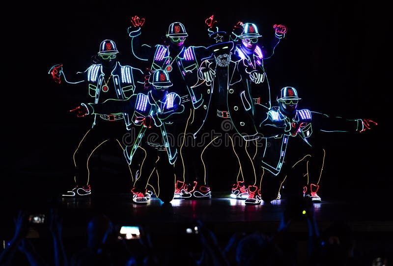 Bucharest światła reflektorów festiwalu dancingowa załoga z światłami obraz stock Bucharest światła reflektorów festiwalu dancingowa załoga z światłami obraz stock