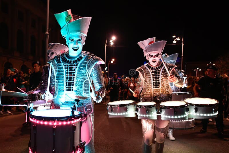 Bucharest światła reflektorów festiwalu drumers z światłami obraz stock Bucharest światła reflektorów festiwalu drumers z światłami obraz stock