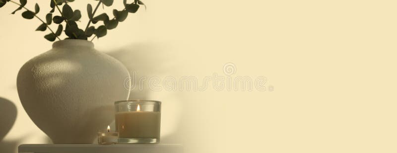 Buchet de eucalipt frunză în castron și lumânare aprinsă în interiorul bej. focalizare selectivă. viață minimalistă. lumină și stock photo