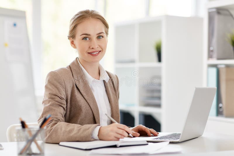 Buchhalter im Büro lizenzfreies stockbild Buchhalter im Büro lizenzfreies stockbild