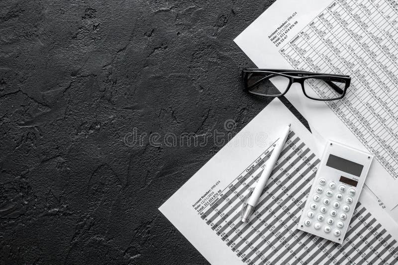 Buchhaltungsarbeitsplatz mit Taschenrechner, Gewinn und Tabellen auf dunklem Tischplattenansichtmodell lizenzfreies stockbild Buchhaltungsarbeitsplatz mit Taschenrechner, Gewinn und Tabellen auf dunklem Tischplattenansichtmodell lizenzfreies stockbild