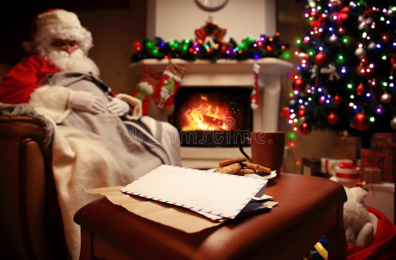 Buchstabe zu Santa Claus nahe dem Geschenk und den Kerzen lizenzfreie stockfotografie Buchstabe zu Santa Claus nahe dem Geschenk und den Kerzen lizenzfreie stockfotografie