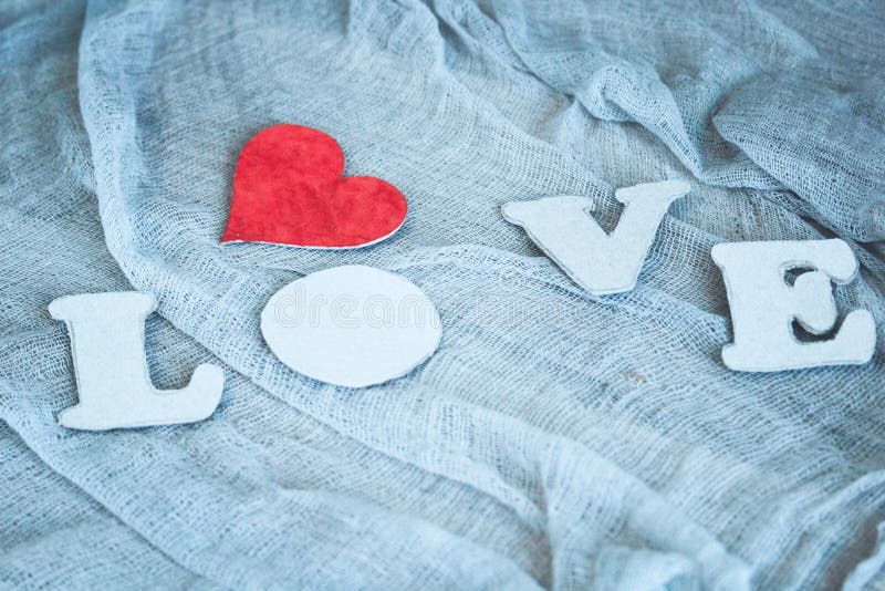Buchstaben L O V E Und Rotes Herz Stockfoto Bild Von Grau Holzern 83226372