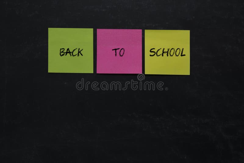 Buchstaben zurück zu der Schule geschrieben in buntes Post-It, lizenzfreies stockbild Buchstaben zurück zu der Schule geschrieben in buntes Post-It, lizenzfreies stockbild