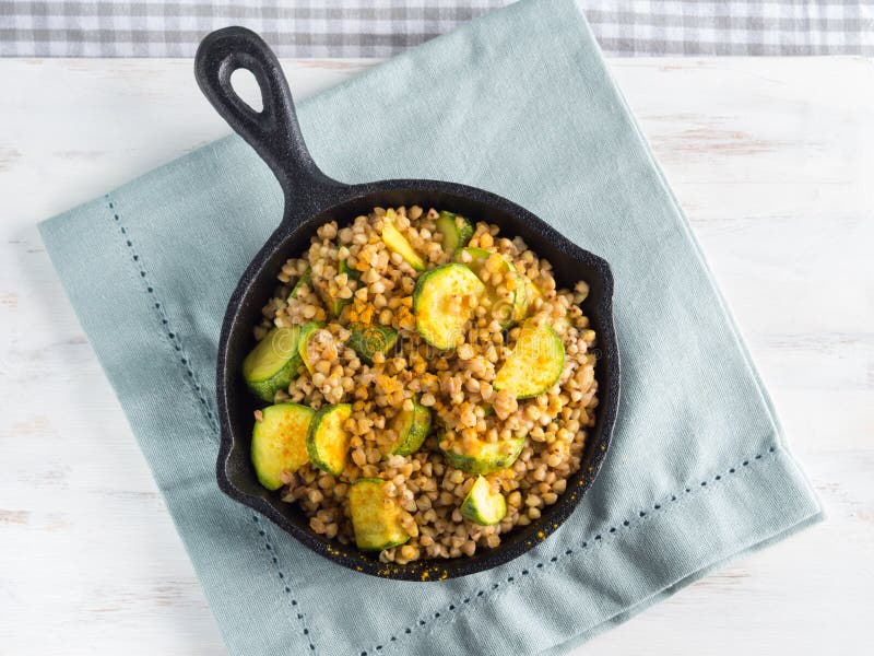 Buchweizen Mit Zucchini Und Gelbwurz in Der Bratpfanne Stockfoto - Bild ...