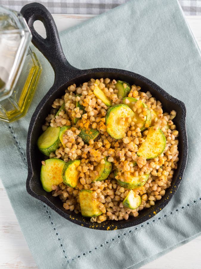 Buchweizen Mit Zucchini Und Gelbwurz In Der Bratpfanne Stockfoto - Bild ...