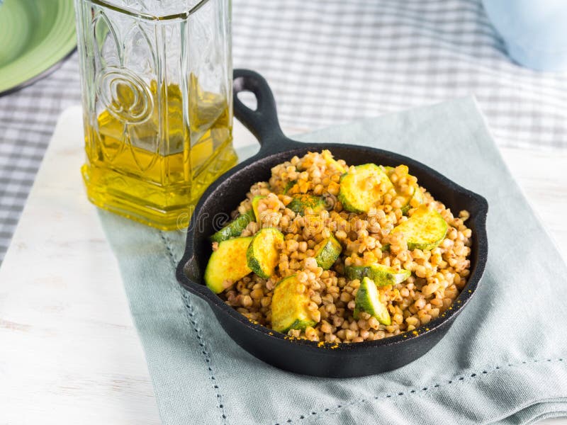 Buchweizen Mit Zucchini Und Gelbwurz in Der Bratpfanne Stockfoto - Bild ...