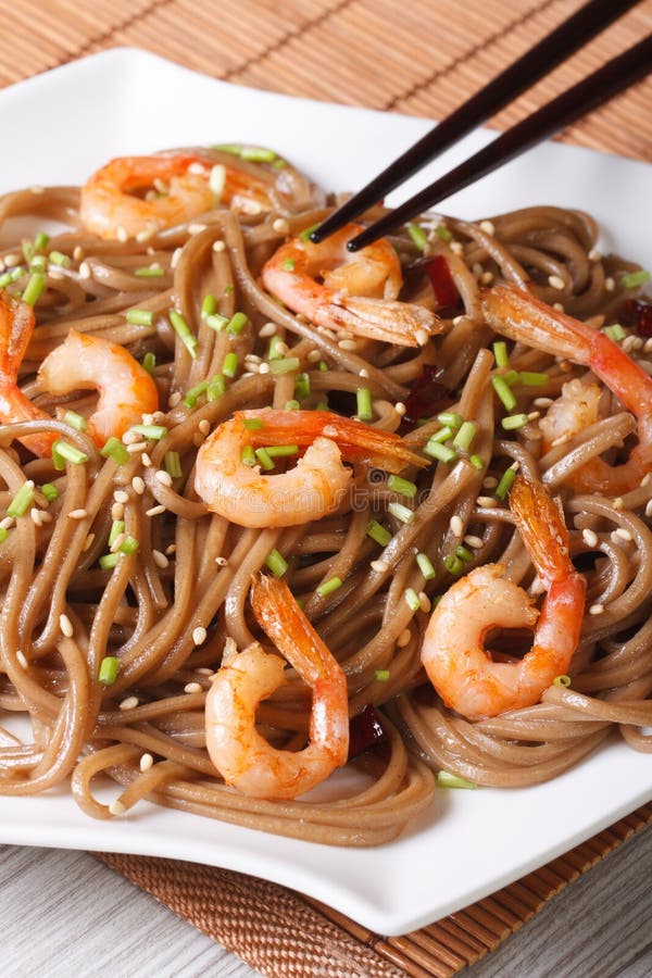 Buchweizen Soba Nudeln Mit Garnelenvertikale Stockfoto - Bild von ...