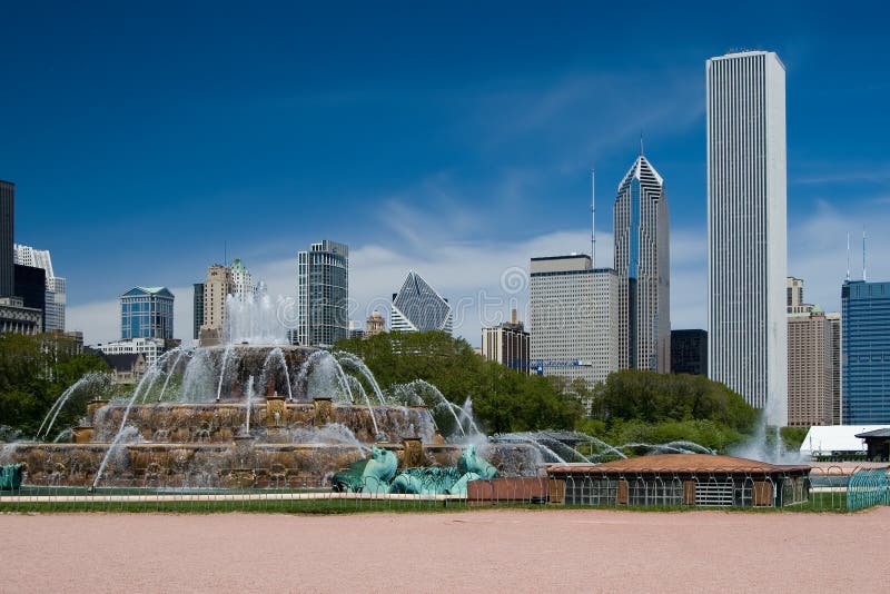 Buckingham Fountain and The Chicago Skyline stock images
