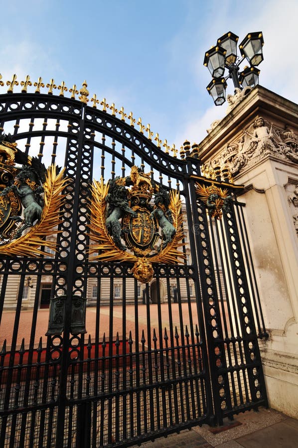 Buckingham Palace stock photo. Image of guards, emblem - 22235152