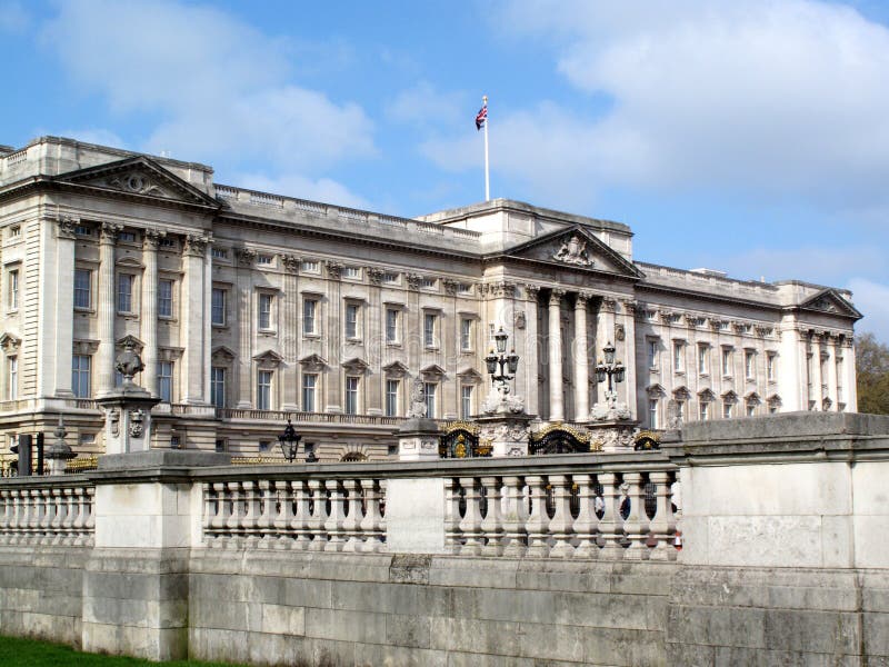 Buckingham Palace in London Editorial Photography - Image of europe ...