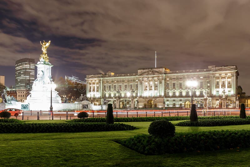Buckingham Palace en la noche, Londres fotos de archivo libres de regalías Buckingham Palace en la noche, Londres fotos de archivo libres de regalías