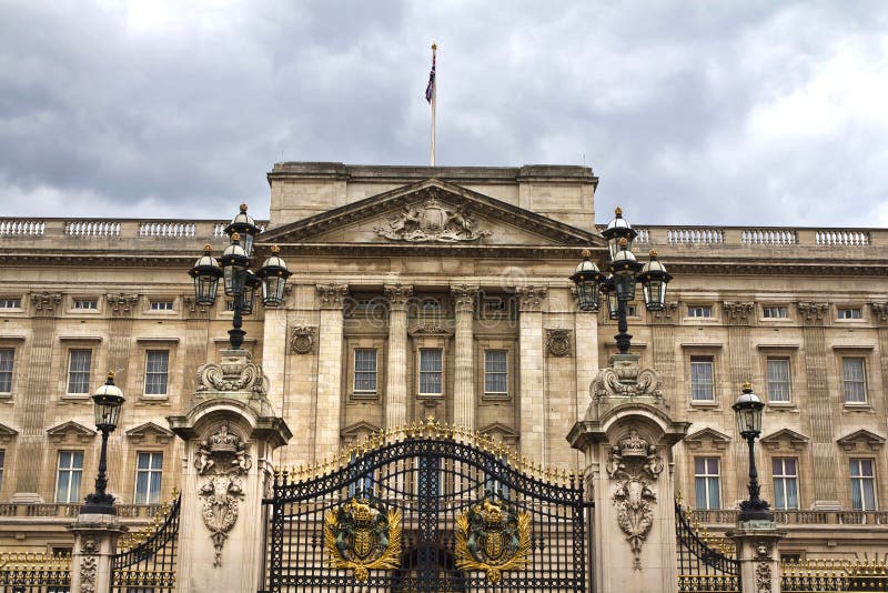 Buckingham Palace with British Flag, Lion with King Crown, Royal Family ...