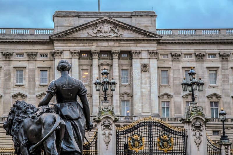 Buckingham Palace y pieza de la estatua del grupo estatuario Victoria Mem imagenes de archivo Buckingham Palace y pieza de la estatua del grupo estatuario Victoria Mem imagenes de archivo