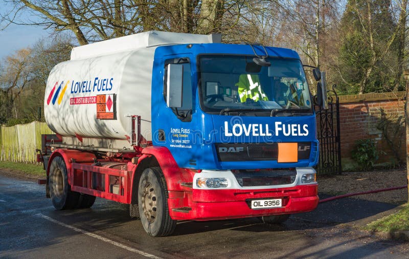 Heating oil delivery, oil tanker in UK. BUCKINGHAM, UK - February 15, 2018. Lovell Fuels heating oil delivery. A tanker lorry delivering domestic heating oil stock photography Heating oil delivery, oil tanker in UK. BUCKINGHAM, UK - February 15, 2018. Lovell Fuels heating oil delivery. A tanker lorry delivering domestic heating oil stock photography