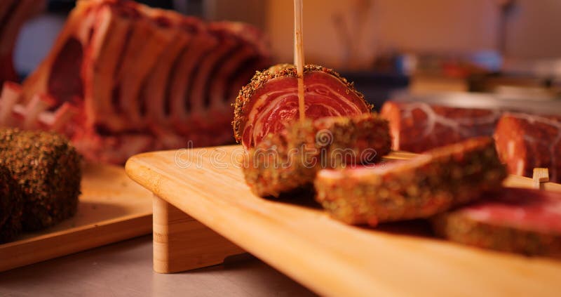 Bucăți de carne de vită și mânzat de vită și mânzat, cu crestături pe o placă de tranșare din lemn. stock image