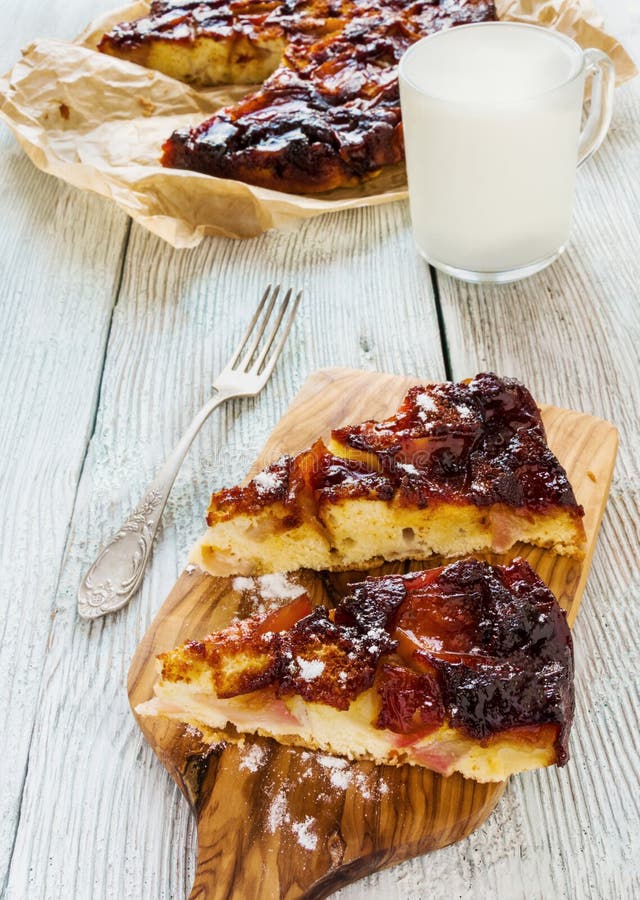 Bucăți de tartă de mere caramelizată, de casă, pe o masă de lemn stock photo