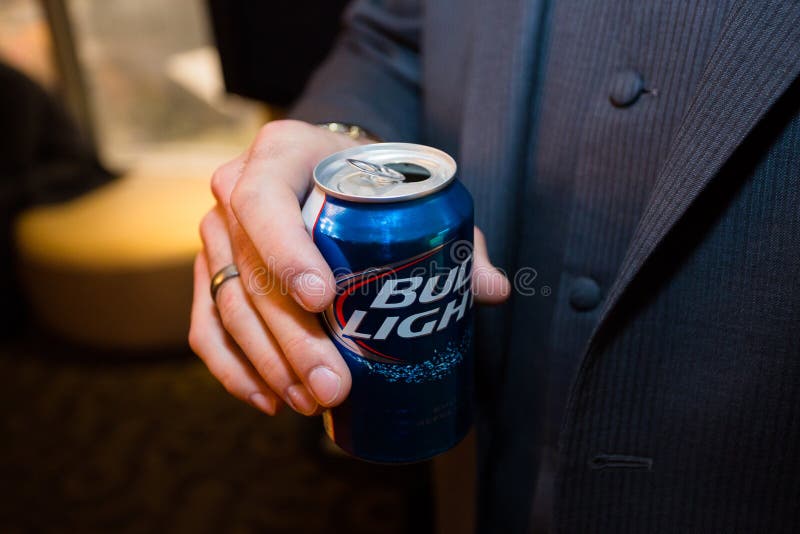 Bud Light Blue Can Beer fotografia stock editoriale. Immagine di alcool