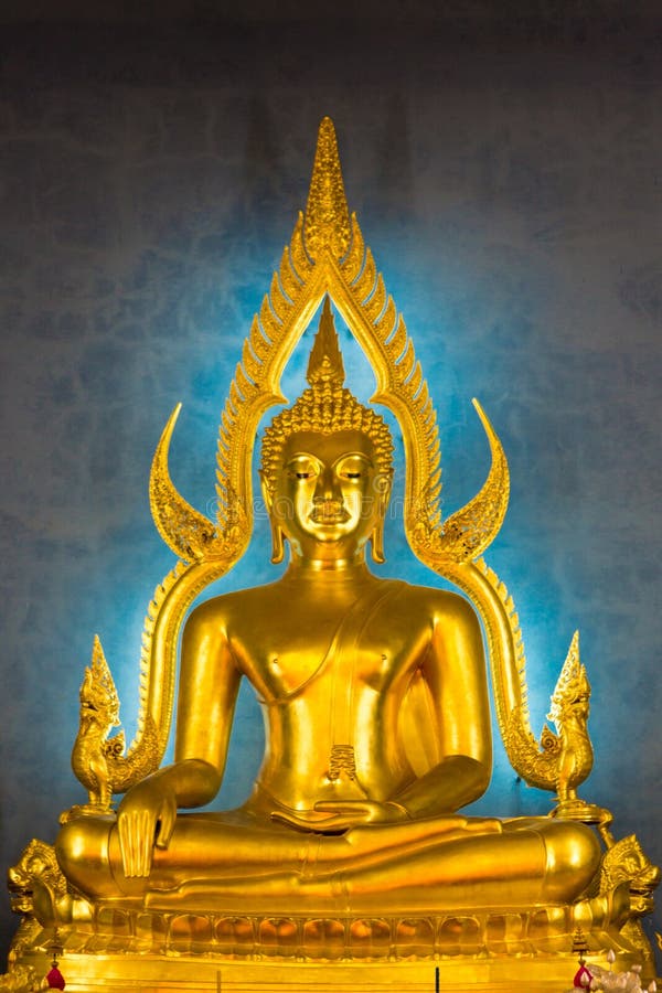 Buda de oro iluminado dentro de un templo tailandés, Bangkok, Thailan fotos de archivo Buda de oro iluminado dentro de un templo tailandés, Bangkok, Thailan fotos de archivo