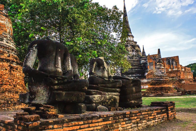 Buda sin cabeza en la actitud de las ruinas de la estatua de la meditación en el parque de Wat Phra Sri Sanphet Historical, provi fotografía de archivo Buda sin cabeza en la actitud de las ruinas de la estatua de la meditación en el parque de Wat Phra Sri Sanphet Historical, provi fotografía de archivo
