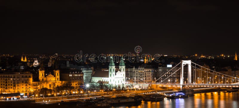 The city gets lit up, from the parliament building in the pest district to the palace in buda, and the views are like something out of a dream. Budapest Parlament Nacht . Budapest Bis Zum Nacht, Hundarian-Parlament Stockbild ...