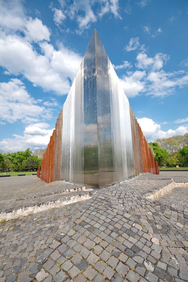 BUDAPEST - 24 de abril: Monumento del extracto para los combatientes de la libertad en B fotos de archivo BUDAPEST - 24 de abril: Monumento del extracto para los combatientes de la libertad en B fotos de archivo