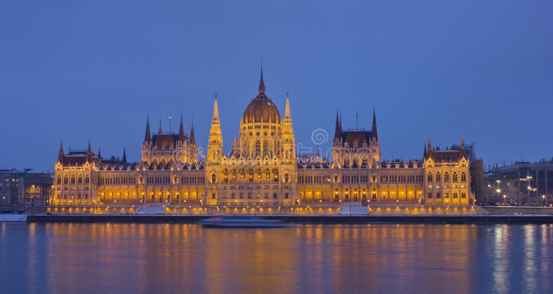 Budapest, bâtiment hongrois du Parlement au coucher du soleil photographie stock libre de droits Budapest, bâtiment hongrois du Parlement au coucher du soleil photographie stock libre de droits