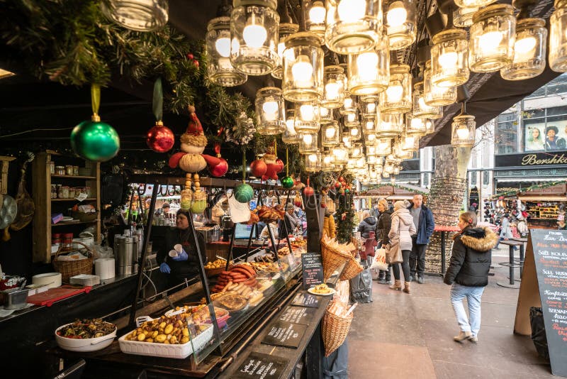 Budapest, Hongrie - décembre 2017 : Nourriture hongroise de rue au