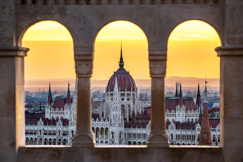 Budapest, Hongrie - le bâtiment hongrois du Parlement au lever de soleil regardant par de vieilles fenêtres en pierre