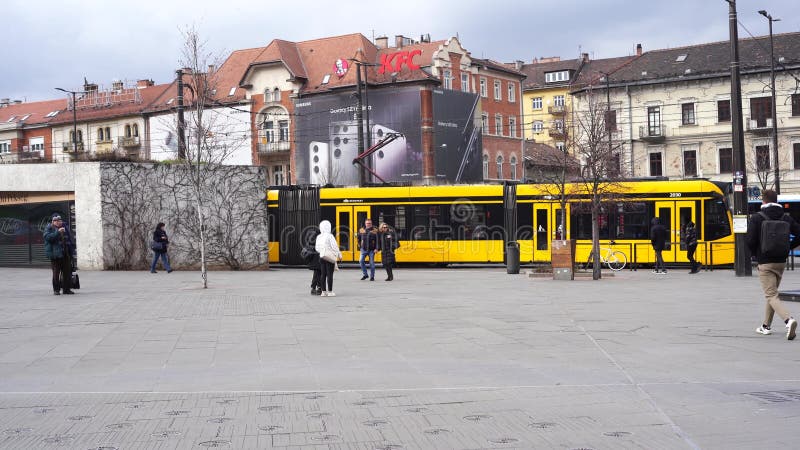 Budapest hongrie 05 mars 2023 : tramways publics sur la place szell kalman ter