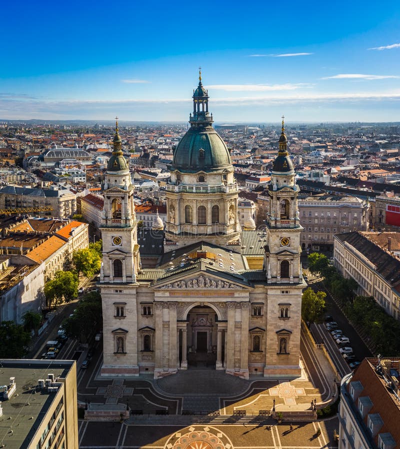 Budapest hongrie vue aérienne de la basilique de ststephens par une journée d'été ensoleillée avec ciel bleu