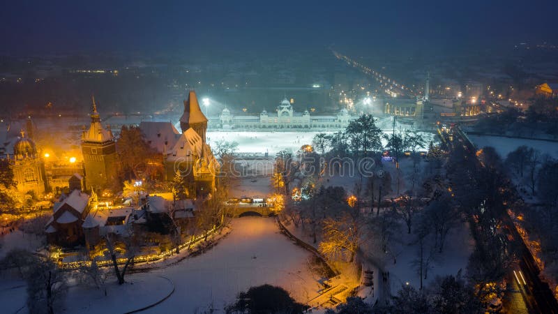 Budapest, Hongrie - vue aérienne du beau château neigeux de Vajdahunyad en parc de ville à l'heure bleue images stock Budapest, Hongrie - vue aérienne du beau château neigeux de Vajdahunyad en parc de ville à l'heure bleue images stock