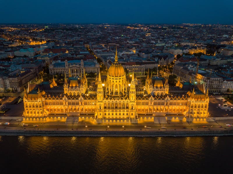 Budapest, Hongrie - vue aérienne du beau Parlement lumineux de la Hongrie Orszaghaz à l'heure bleue
