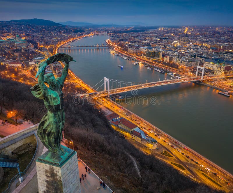 Budapest, Hongrie - vue panoramique aérienne de Budapest d'en haut, avec la statue du pont à chaînes de liberté, d'Elisabeth et d