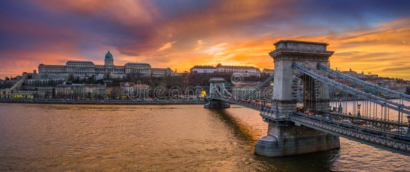 Budapest, Hongrie - vue panoramique a?rienne du pont ? cha?nes de Szechenyi avec Buda Tunnel et Buda Castle Royal Palace