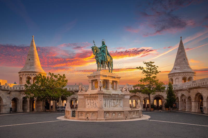 Budapest, Hongrie - Étonnant lever de soleil d'or sur le bastion des pêcheurs à l'automne avec la statue du roi Saint-Etienne