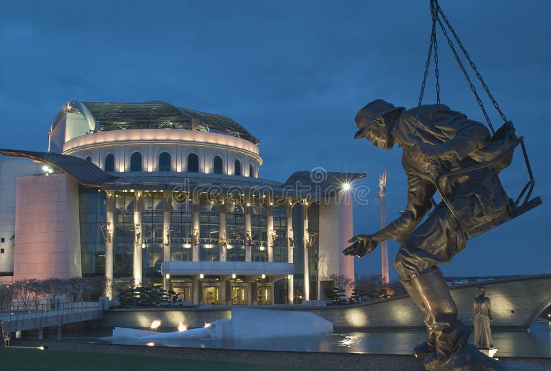 Dies ist das neue Gebäude des ungarischen Nationaltheaters.