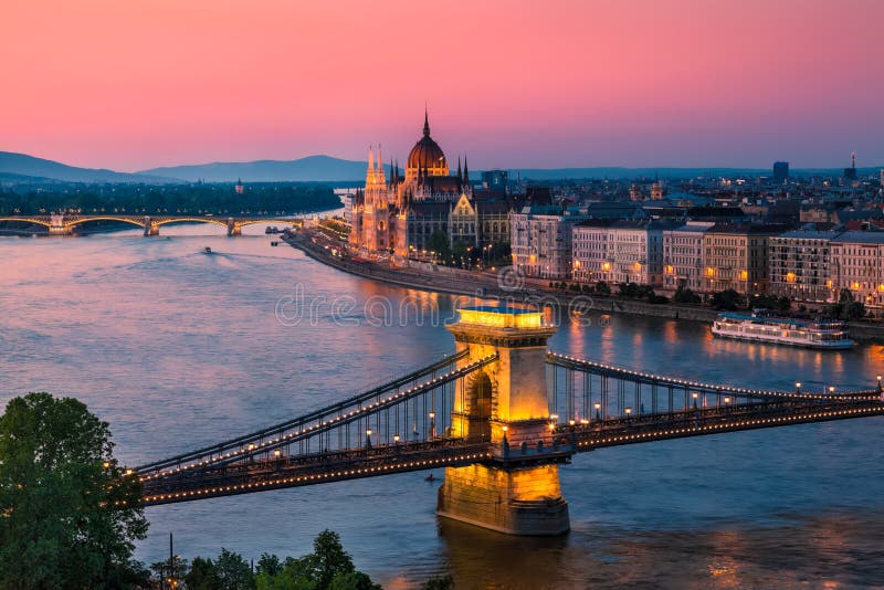 Panoráma Budapešti, Maďarsko, s Reťazca Most a Parlament.