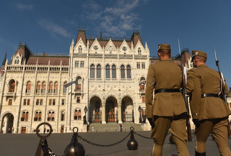 Budapest, Hungari - August 29, 2017: Honorary Guard on Lajos Koshuta Square near Hungarian Parliament Building in Budapest. stock photos Budapest, Hungari - August 29, 2017: Honorary Guard on Lajos Koshuta Square near Hungarian Parliament Building in Budapest. stock photos
