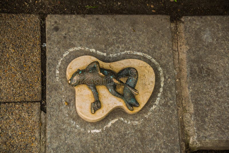 BUDAPEST, HUNGARY: Figurine miniature little dead frog and pistol. Monument to Lieutenant Colombo and the dog royalty free stock photos BUDAPEST, HUNGARY: Figurine miniature little dead frog and pistol. Monument to Lieutenant Colombo and the dog royalty free stock photos