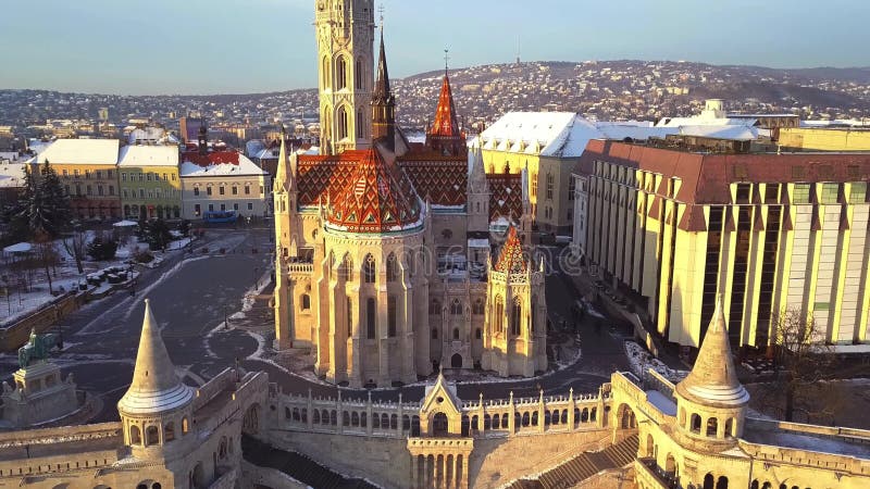 Budapest hungary 4k, filmagem aérea sobre drone decola no bastião dos pescadores e na igreja de matthias no inverno