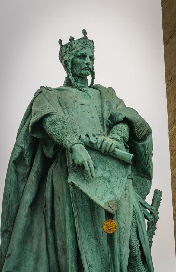 BUDAPEST HUNGARY-NOVEMBER: Staty av den Andras II konungen Andrew II av Ungern på hjältefyrkanten royaltyfri bild BUDAPEST HUNGARY-NOVEMBER: Staty av den Andras II konungen Andrew II av Ungern på hjältefyrkanten royaltyfri bild