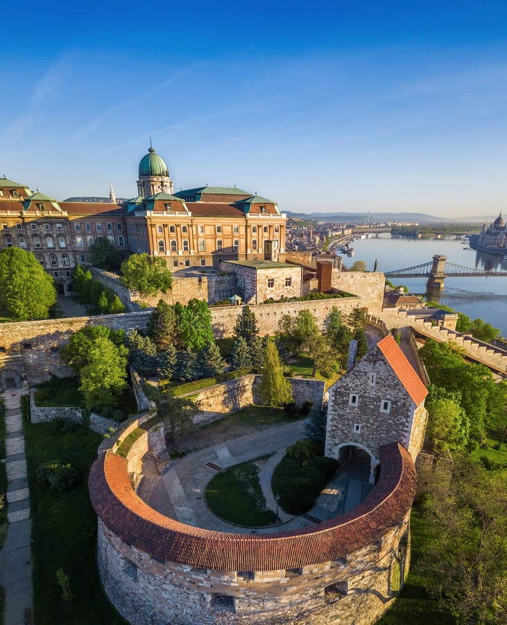 Budapest, Hungria - Buda Castle Royal Palace bonito e Rondella sul com a ponte Chain de Szechenyi