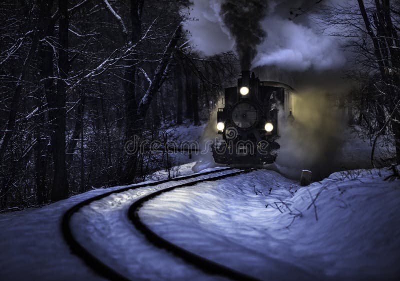 Budapest, Hungria - cena bonita da floresta do inverno com neve e a locomotiva de vapor velha na trilha nas madeiras h?ngaras