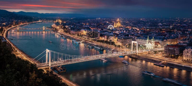 Por Do Sol Da Ponte De Elisabeth. Budapest Imagem de Stock - Imagem de
