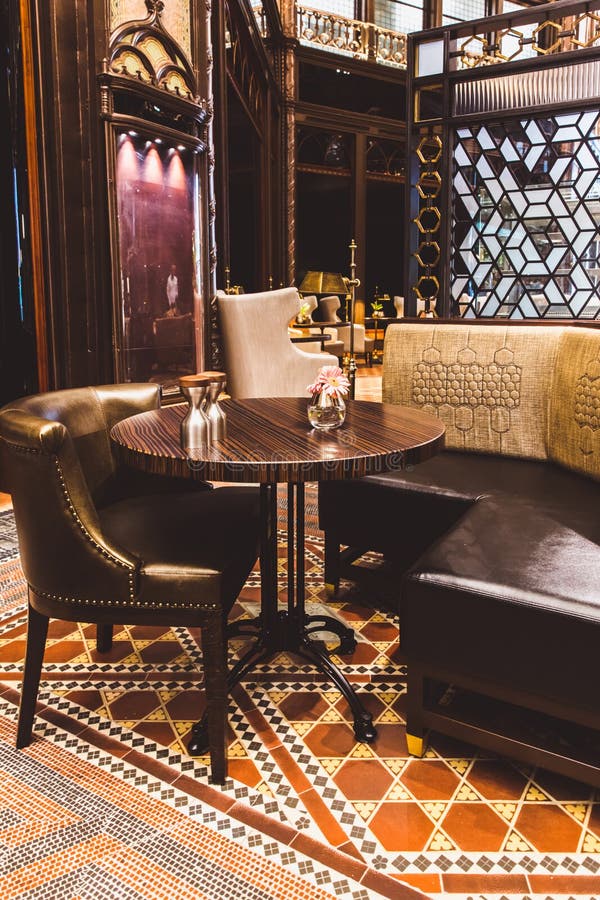 BUDAPEST, HUNGRÍA - 18 DE JUNIO DE 2019: Interior del hotel de Parisi Udvar en distrito de V en Budapest, Hungría imagen de archivo libre de regalías BUDAPEST, HUNGRÍA - 18 DE JUNIO DE 2019: Interior del hotel de Parisi Udvar en distrito de V en Budapest, Hungría imagen de archivo libre de regalías